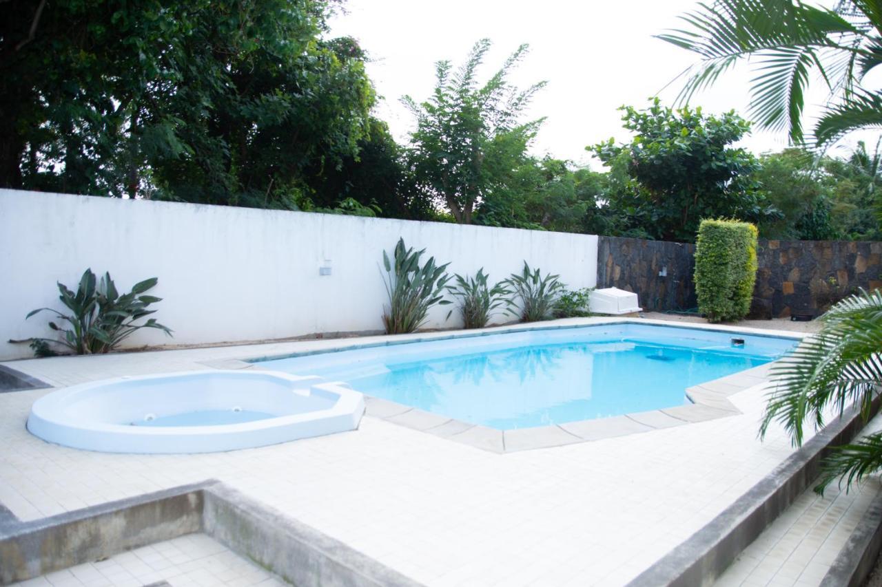 Entire Apartment In Tamarin Riviere Noire Exterior photo